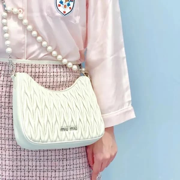 미우미우 여성 화이트 체인백 - Miumiu Womens White Cross Bag - … - 1