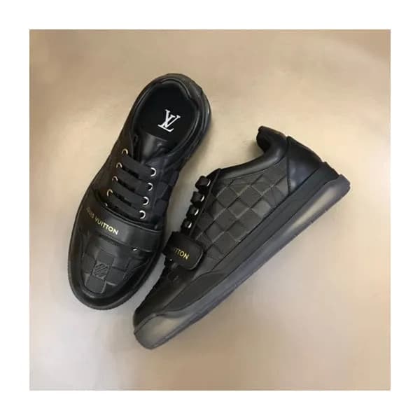 루이비통 남성 블랙 스니커즈 - Louis vuitton Mens Black Sneaker… - 1