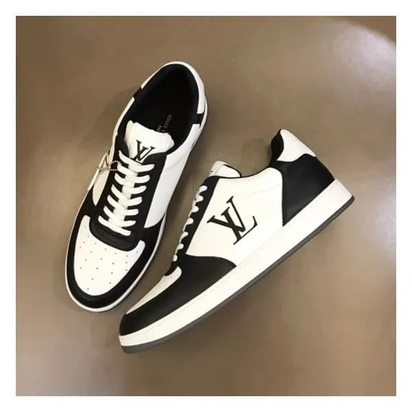 루이비통 남성 블랙 스니커즈 - Louis vuitton Mens Black Sneaker… - 1