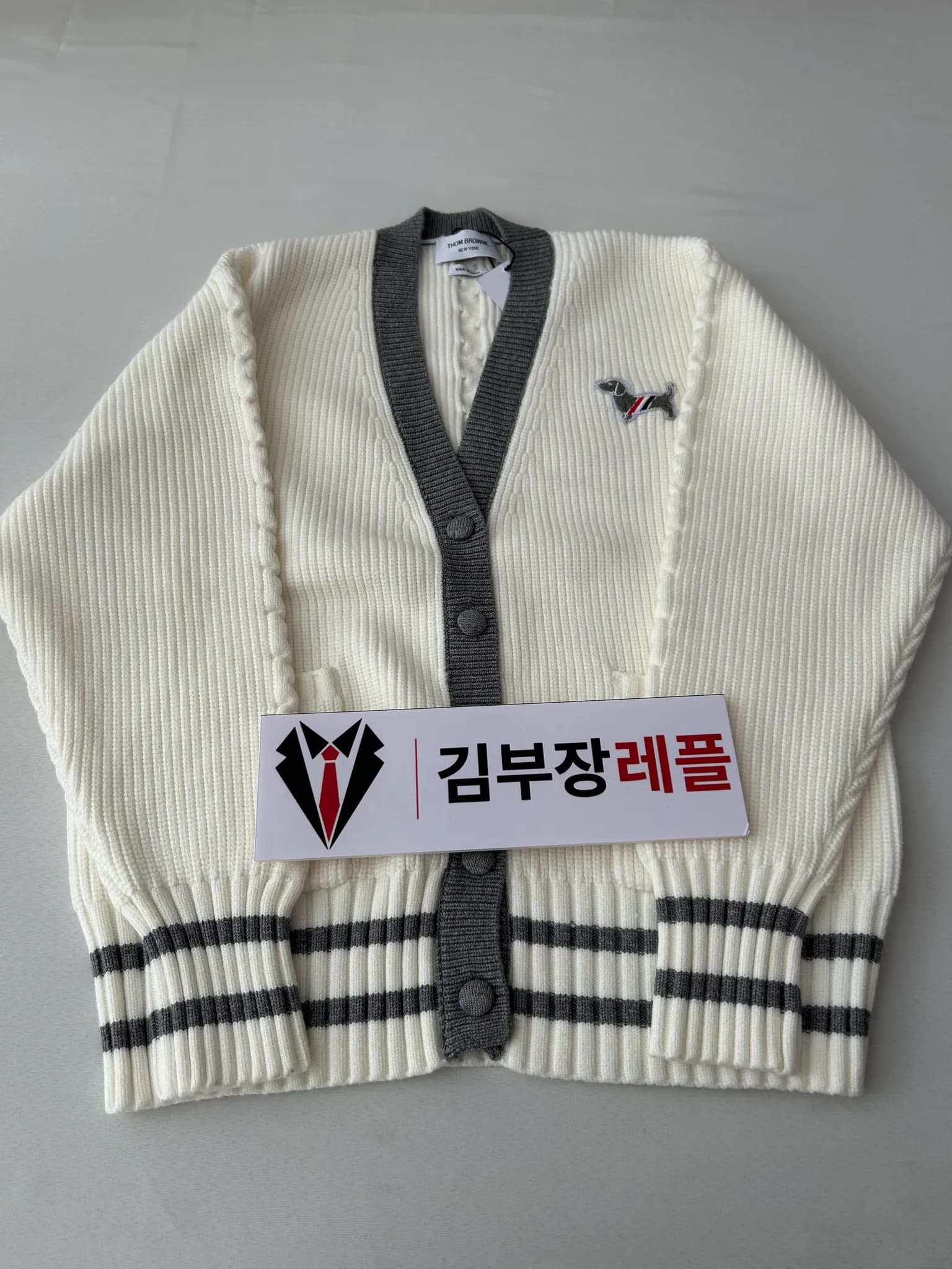 Thom Browne 톰브라운 남성 브이넥 가디건 - Thom Browne Mens V-neck Cardigan… 검수 사진 1