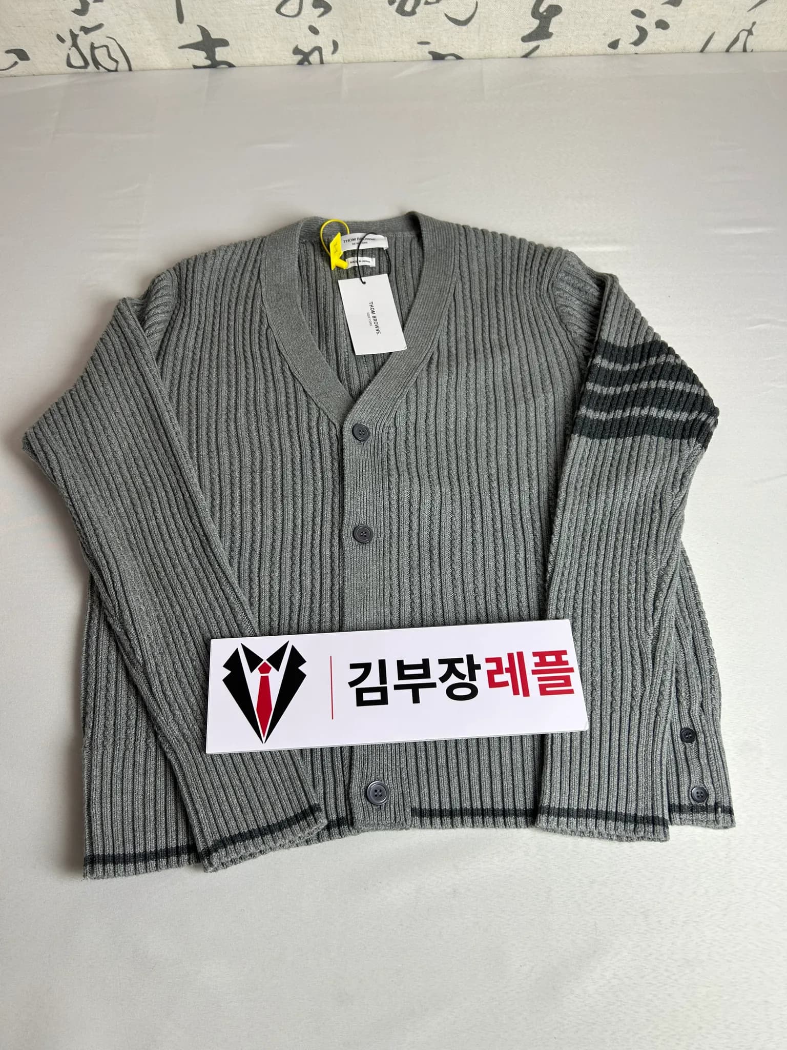 Thom Browne 톰브라운 남성 브이넥 가디건 - Thom Browne Mens V-neck Cardigan… 검수 사진 1